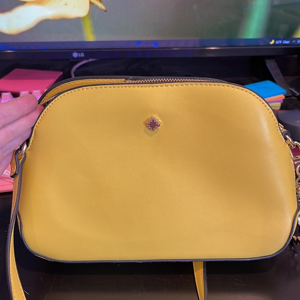 Crown and Ivy yellow purse 💛💛